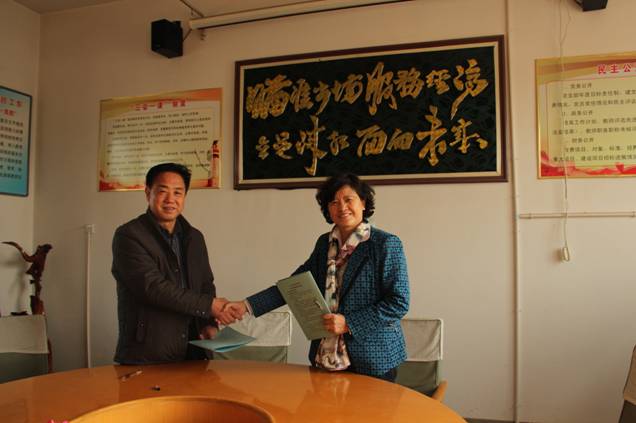 盖院长与涞水职教中心常务副校长签订《中高职院校衔接合作协议》.jpg