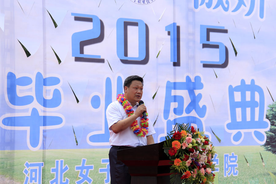 7.窦新顺书记做2015届毕业寄.jpg