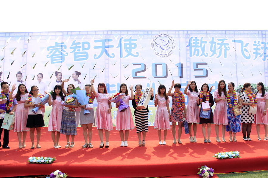 2015届毕业生向辅导员敬献礼物.jpg