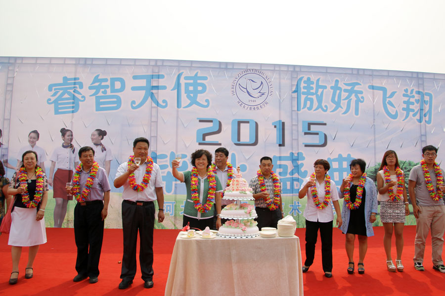 学院领导共同庆祝2015届毕业生学业有成.jpg