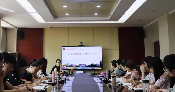 副院长徐爱新为新教工授课.jpg